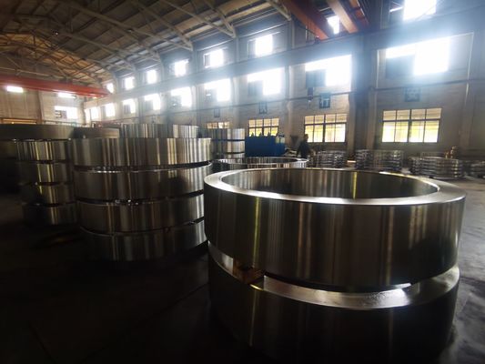 عملیات حرارتی QT برای حلقه‌های فولادی آهنگری شده، دقت ابعادی 1000 تا 7800 میلی‌متر، ایده‌آل برای سازه‌های ساختمانی و صنعتی سنگین