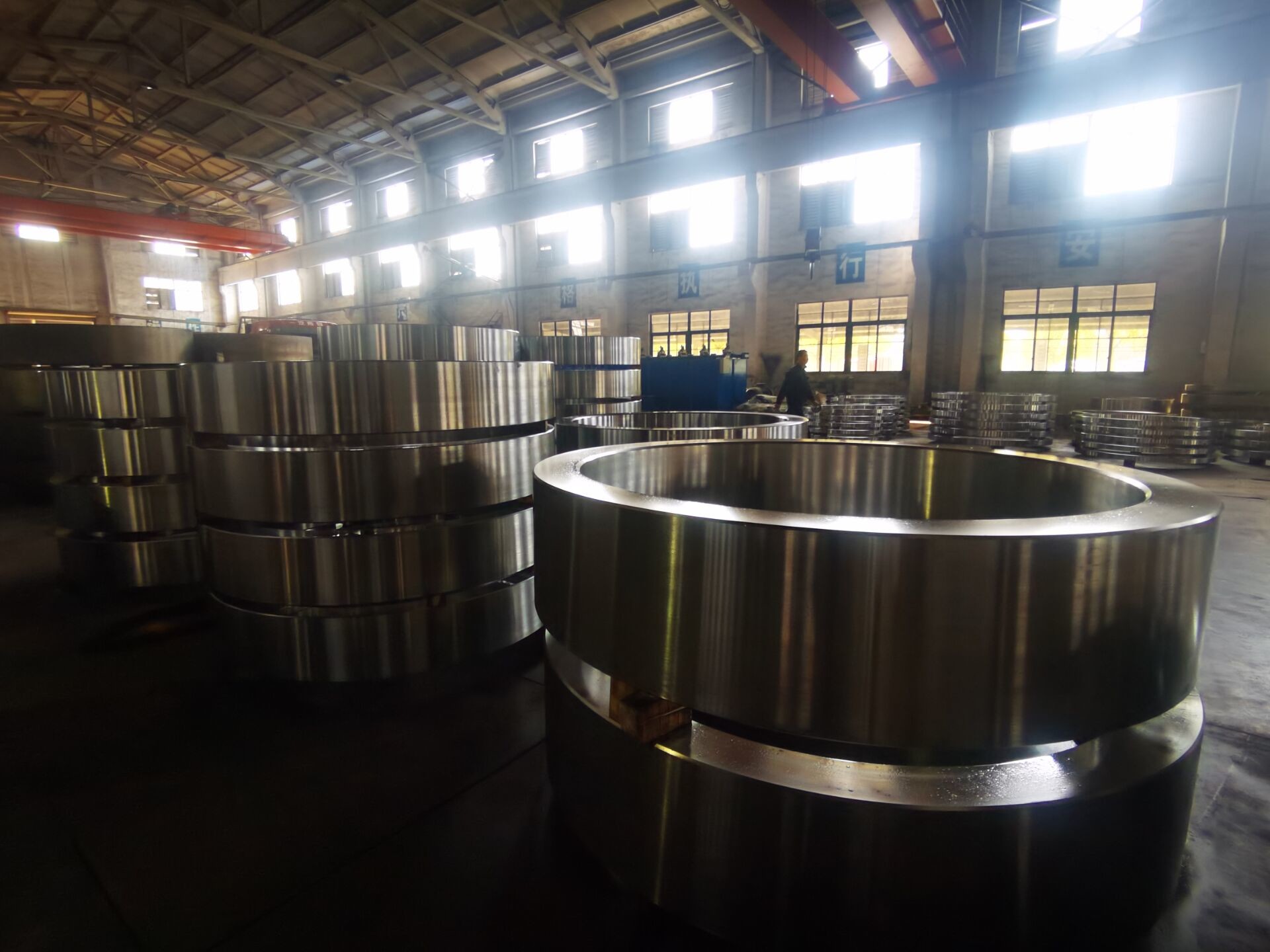 عملیات حرارتی QT برای حلقه‌های فولادی آهنگری شده، دقت ابعادی 1000 تا 7800 میلی‌متر، ایده‌آل برای سازه‌های ساختمانی و صنعتی سنگین